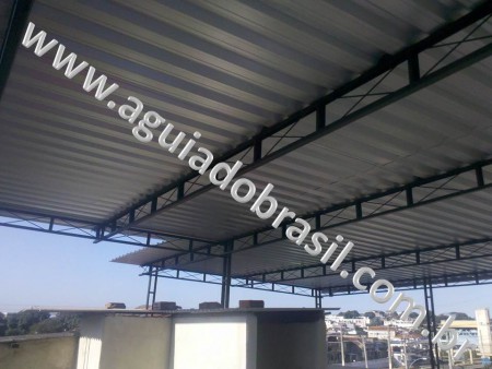 ESTRUTURA METÁLICA EM FERRO U2 COM TELHAS GALVALUME, PINTURA EM PRIMMER ZARCÃO CINZA, E CALHA ARTESANAL DE ALUMÍNIO.